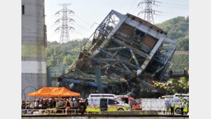 석면-유리섬유 뒤엉켜 손으로 잔해 헤쳐…구조 난항
