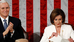 ‘앙숙’ 펠로시 “내년 불출마”에 트럼프 “사악한 여자…기쁘다”