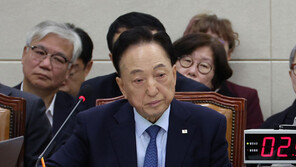 ‘인종차별 발언 논란’ 김철수 적십자회장 사의