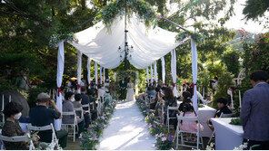 요즘 부부가 택한 ‘220만 원 결혼식’…“어릴적 추억 과수원에서”