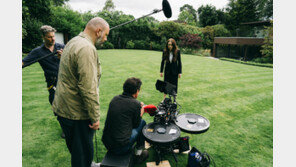 ‘부고니아’ 비하인드, 삭발 투혼 엠마 스톤·광기 가득 제시 플레먼스