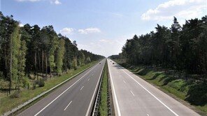 시속 145㎞로 운전하며 성관계…‘광란의 질주’ 커플 체포