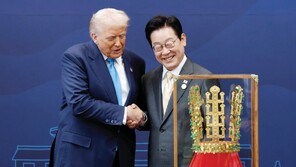 ‘신라 금관’ ‘샤오미 폰’, 대통령 개인이 못 가져가