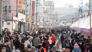 구미라면축제 첫날 ‘9만명’…‘갓 튀긴라면’ 14만개 팔렸다