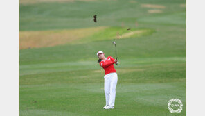 LPGA 진출 앞둔 황유민, KLPGA 최종전 둘째날 공동 선두 도약