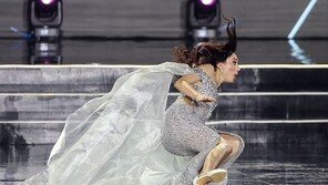 “군을 위해…” 소개 중, 미인 대회 우크라이나 대표 ‘꽈당’