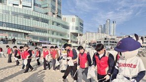 롯데 21개 계열사 직원, 부산 해운대에서 환경 정화활동 나서