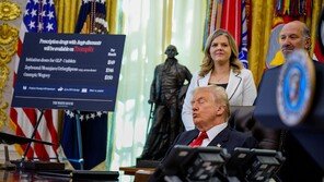 ‘슬리피 조’ 바이든 때리더니…공개행사서 졸아버린 트럼프