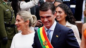 “이념은 식탁 못채워” 볼리비아 파스 대통령 취임