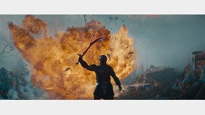 ‘프레데터:죽음의 땅’ 주말 1위…‘체인소맨’ 300만 목전