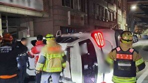 강릉 이면도로서 만취 40대 여성 주차된 차 4대 들이받고 전도