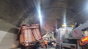 영동군 경부고속도 터널서 25톤 화물차 윙바디 추돌…1명 심정지