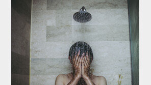 “습진 환자, 매일 목욕해도 괜찮다… 주 1회와 증상 차이 없어”