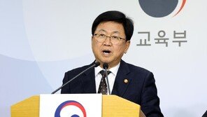 AI 박사 5.5년 만에 마치는 패스트트랙 도입…‘붕어빵 인재 양산’ 지적도