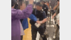 “대륙으로 꺼져라” 반중 시위대에 커피 뿌린 여성