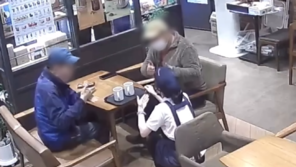 농인 손님에 무릎꿇고 수어로 “맛있게 드세요”…감동의 카페