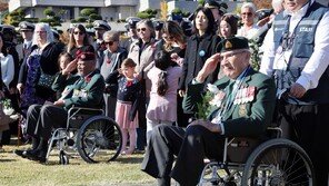 ‘턴 투워드 부산’ 기념식서 거수경례