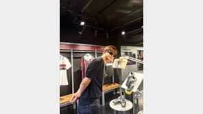 임영웅, 선글라스 끼고 뭐해?…축구 덕후 인증