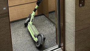 아파트 엘베에 전동킥보드 버젓이…“부모까지 공개하라” 분노