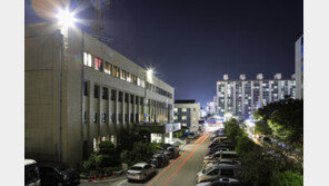 무면허 10대, 렌터카 훔쳐 도심 질주하다 가로수 ‘꽝’