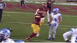 NFL 경기에서 ‘트럼프 댄스’ 나오자 라이트훅 ‘작렬’