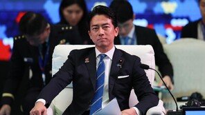 고이즈미 방위상 “日 핵잠 보유 논의 당연…한국도 갖게 돼”