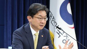 이억원 “빚투에 신용대출 폭증, 가계부채 영향 줄 정도 아냐”