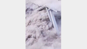 개통 1년도 안됐는데…中 길이 758m 다리 와르르(영상)