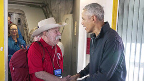 오바마, 6·25 노병 앞에 깜짝등장 “희생에 감사”