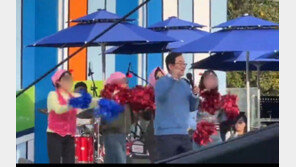 노래자랑에 출연한 구청장, ‘백댄서’로 나선 간부 여성 공무원들