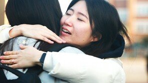 “시계 두고 왔어요” 경찰이 시계 사다줘…충북 시험장 긴장 속 격려·응원
