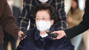 이배용, 특검 재출석…‘김건희에게 청탁했나’ 묻자 절레절레