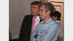 “트럼프, 피해자와 내 집서 시간 보내”… 성착취범 엡스타인 이메일 3통 공개