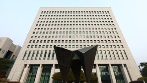 ‘항소 포기’ 사태 열흘…검찰 수장은 떠나고 내부는 쪼개졌다