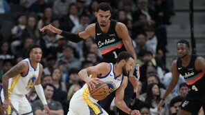 커리, 웸반야마에 판정승…골든스테이트, 샌안토니오 125-120 격파