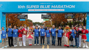 [프리미엄뷰]장애-비장애인 8000명 ‘파란 운동화 끈’ 묶고 함께 달렸다
