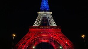 ‘130명 사망’ 파리 테러 10주기… 국기 상징 3색 불빛 밝힌 에펠타워