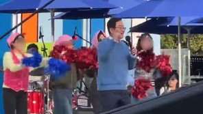 구청장은 노래자랑, 女간부 공무원은 백댄서로