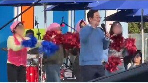 광주 북구청장 노래자랑에 女간부 8명 백댄서로