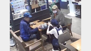‘무릎 꿇고 수어’ 커피숍 점주 영상 142만뷰… “선행 돌고 돌면 삭막한 세상 점차 좋아질 것”