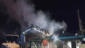 아궁이서 난 불로 주택 전소…60대 남성 대피