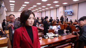 나경원 “공무원 75만명 휴대폰 검증?…6·25 완장 찬 공산주의자 보는 듯”