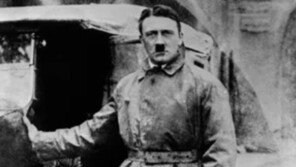 히틀러 ‘고환 1개’ 진짜였나…“극도의 왜소음경 ‘칼만증후군’ 유력”