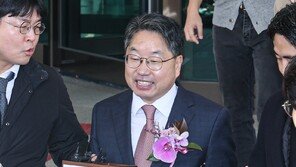 밝은 표정으로 대검 떠난 ‘퇴임’ 노만석[청계천 옆 사진관]