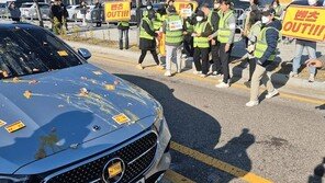 “벤츠 회장 여기 오냐” 계란 투척 시위한 청라 전기차 피해자들