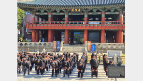 “여성폭력 방치국가 규탄”…보신각에 모인 검은 옷의 여성 114명