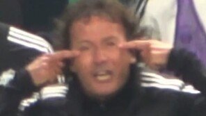 PK에 전북 외국인 코치 ‘눈 찢기’? 인종차별 손동작 논란