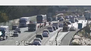 호남고속도로서 25톤 트럭 타이어 펑크…양뱡향 맥주병 ‘와르르’