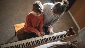 [책의 향기]역사가 시험한 인생… 매큐언의 ‘70년 레슨’