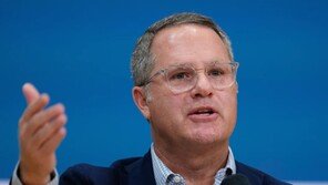 美 월마트 CEO 맥밀런 11년 만에 사임…1년간 후임 CEO 자문